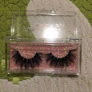 Eyelashes Paredem Lashes by Regina